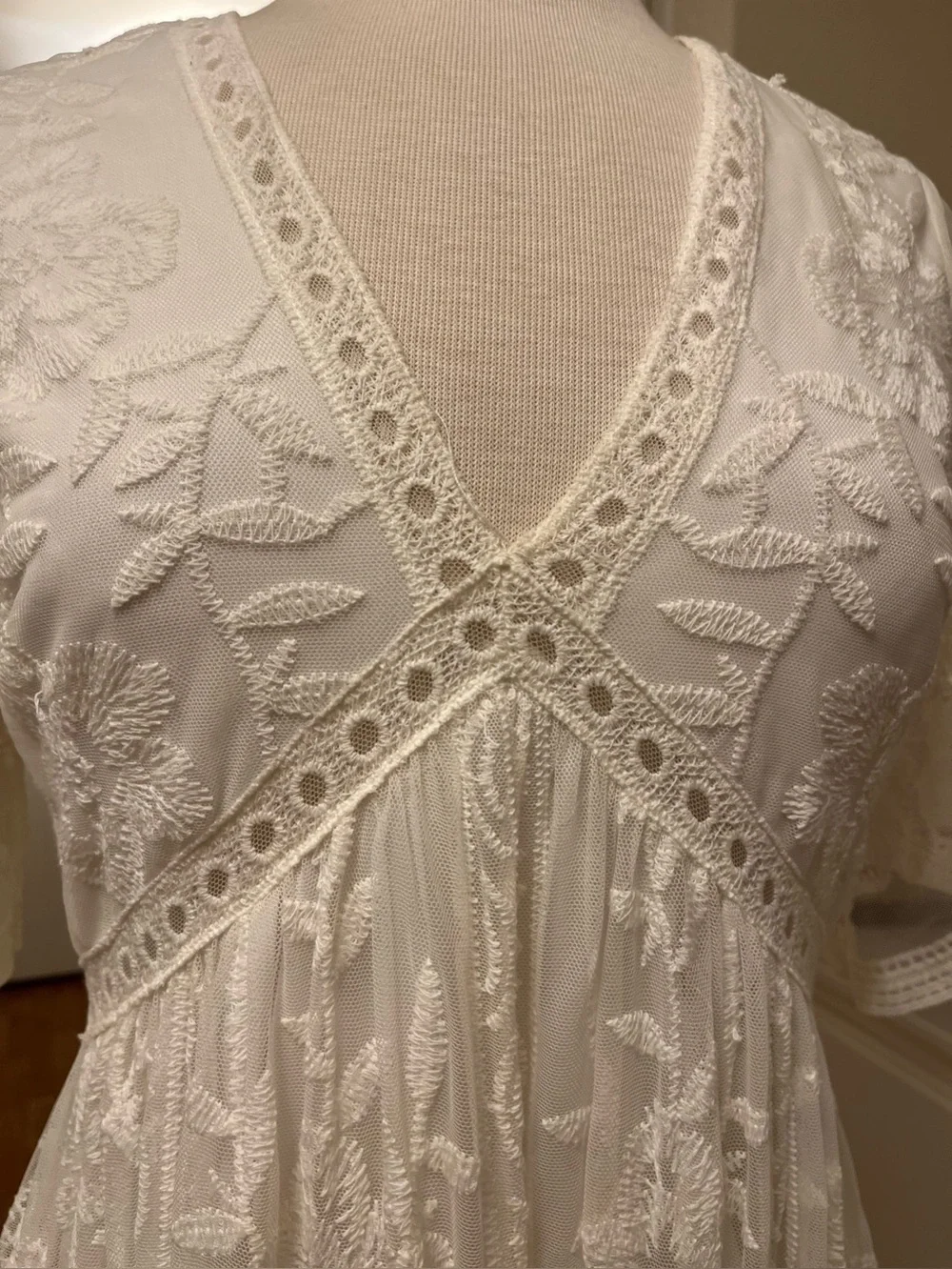 Pink Blush Ivory Lace V‑Neck Maxi Dress - Size M - Picture 4 of 9